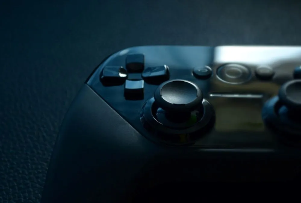 Nahaufnahme eines schwarzen Videospiel-Controllers mit Steuerkreuz und Analogstick