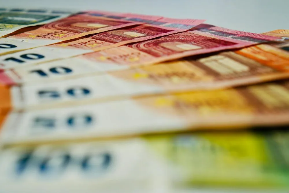 Mehrere Euro-Banknoten unterschiedlicher Stückelungen liegen nebeneinander, Vorderseiten teilweise sichtbar.