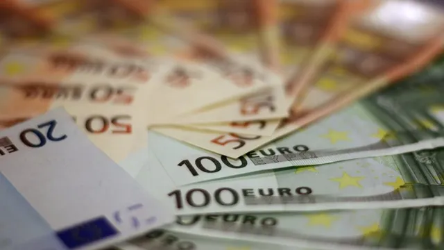 Nahaufnahme von Euro-Banknoten verschiedener Stückelungen, fächerförmig angeordnet.