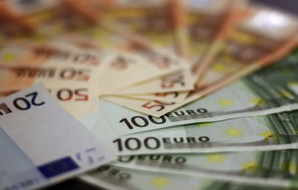 Nahaufnahme von Euro-Banknoten verschiedener Stückelungen, fächerförmig angeordnet.
