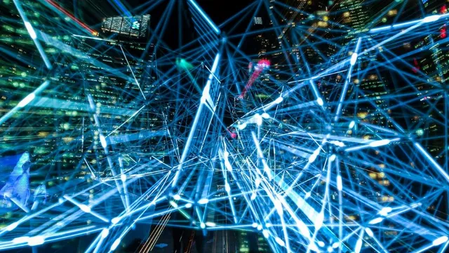 Netzwerk aus leuchtenden Linien über einer nächtlichen Stadt mit Hochhäusern, symbolisiert künstliche Intelligenz