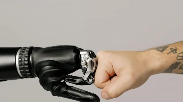 Eine menschliche Faust und eine schwarze Roboterhand berühren sich mit den Fäusten vor einem einfarbigen Hintergrund