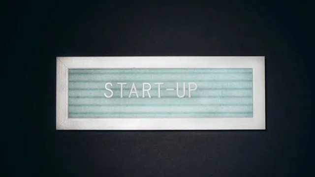 Rahmen mit dem Schriftzug 'START-UP' vor schwarzem Hintergrund.