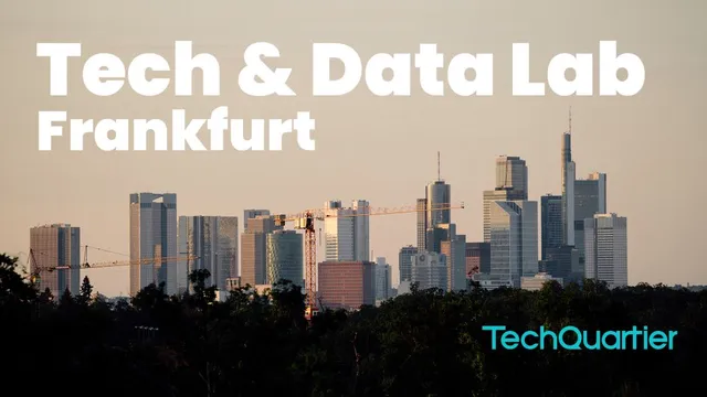 Stadtansicht von Frankfurt mit Hochhäusern und Baukränen im Vordergrund sowie dem Text 'Tech & Data Lab Frankfurt' und dem Logo 'TechQuartier'