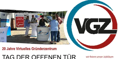 Zwei Personen stehen an einem Tisch mit Informationsmaterialien. Auf dem Tisch steht '20 Jahre Virtuelles Gründerzentrum' und 'TAG DER OFFENEN TÜR'. Rechts ist das VGZ-Logo.