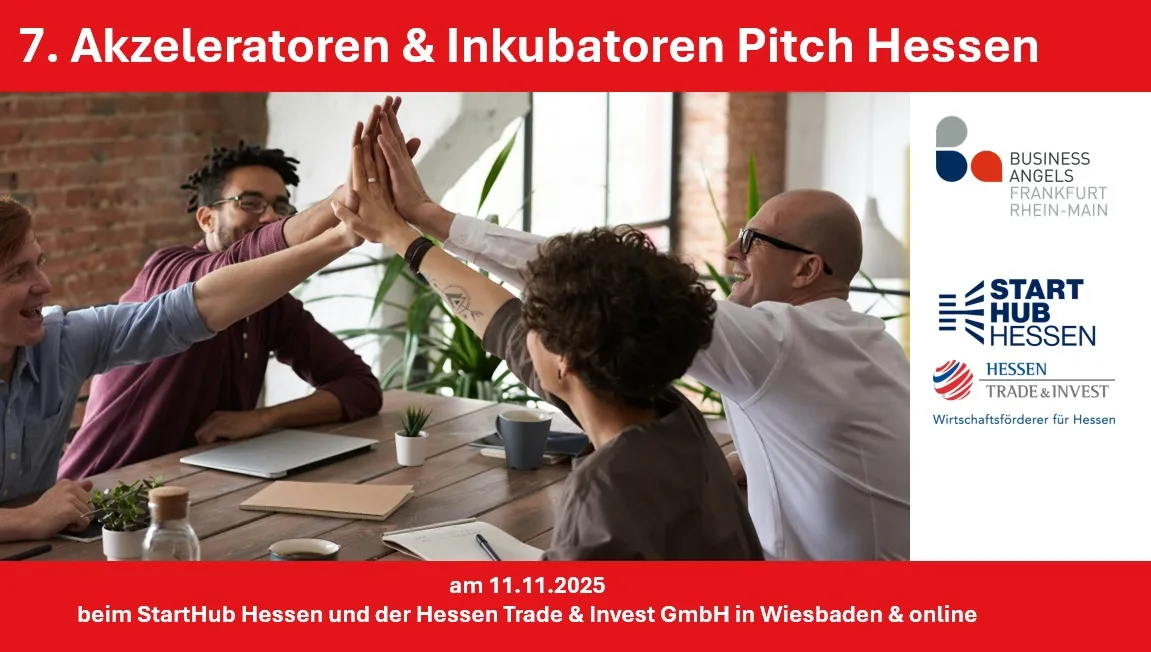 Menschen sitzen an einem Tisch und geben sich gegenseitig High-Fives, im Hintergrund Pflanzen und Fenster, Textbanner mit Veranstaltungshinweis und Logos von Business Angels Frankfurt Rhein-Main, Start Hub Hessen und Hessen Trade & Invest.