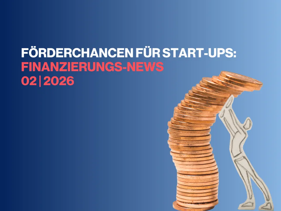 Gestapelte Münzen, die von einer gezeichneten Figur nach oben geschoben werden, daneben der Text 'FÖRDERCHANCEN FÜR START-UPS: FINANZIERUNGS-NEWS 02|2026'