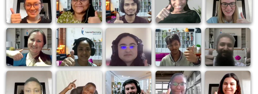 Gruppenansicht von 15 Personen in einem Videoanruf, alle zeigen Daumen hoch, mit unterschiedlichen Hintergründen in ihren jeweiligen Räumen