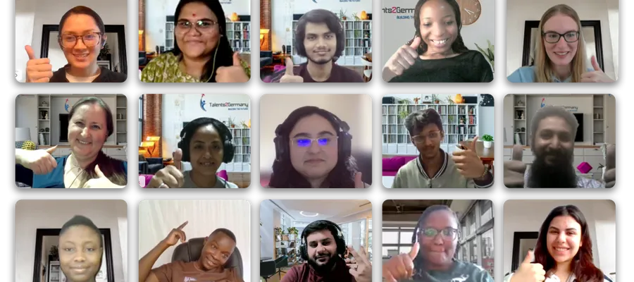 Gruppenansicht von 15 Personen in einem Videoanruf, alle zeigen Daumen hoch, mit unterschiedlichen Hintergründen in ihren jeweiligen Räumen