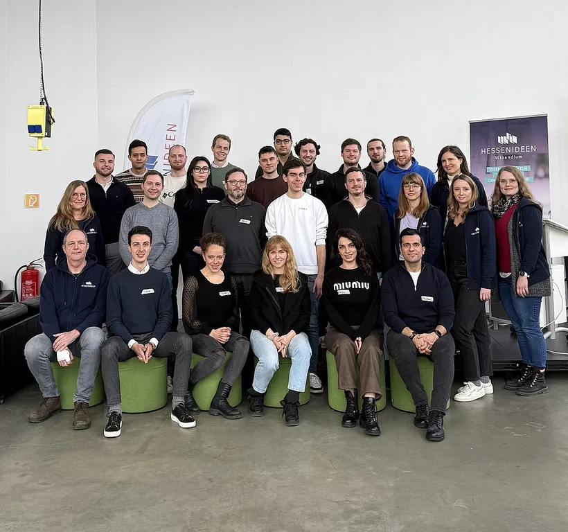 Gruppenfoto der 13 Gründungsteams, die ein Hessen Ideen-Stipendium erhalten.