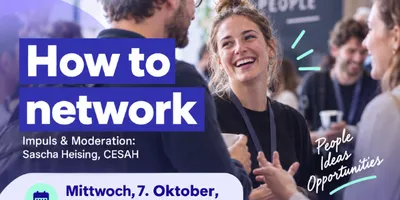 Drei Personen im Gespräch vor einer Wand mit der Aufschrift 'GOOD IDEAS BETTER PEOPLE' und Texten zu einer Veranstaltung namens 'foundersXchange How to network' am 7. Oktober im TIZ Darmstadt