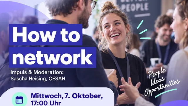Drei Personen im Gespräch vor einer Wand mit der Aufschrift 'GOOD IDEAS BETTER PEOPLE' und Texten zu einer Veranstaltung namens 'foundersXchange How to network' am 7. Oktober im TIZ Darmstadt