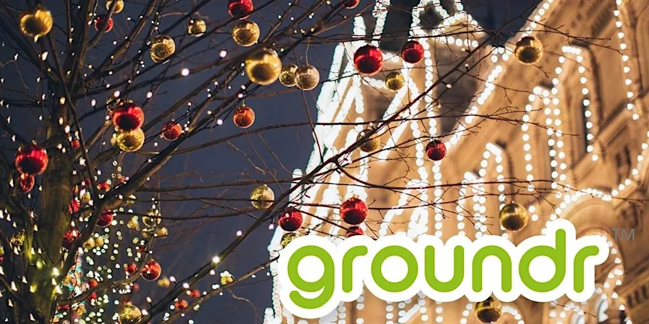 Veranstaltungsbanner des Weihnachtsfest von groundr. Im Vordergrund sieht man einen weihnachtlich geschmückten Baum. Im Hintergrund ein beleuchtetes Haus.