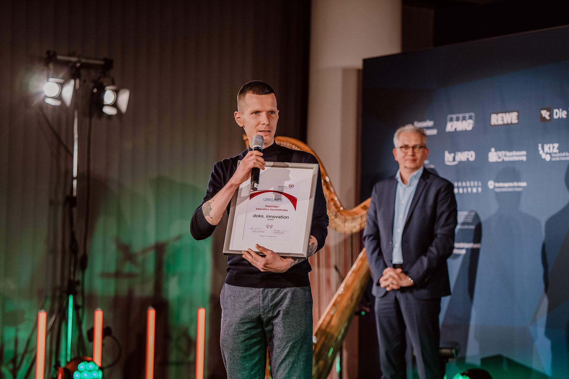 Wirtschaftsminister Tarek Al-Wazir überreichte den Hessischen Gründerpreis in der Kategorie "Innovative Geschäftsidee"an Doks.Innovation.