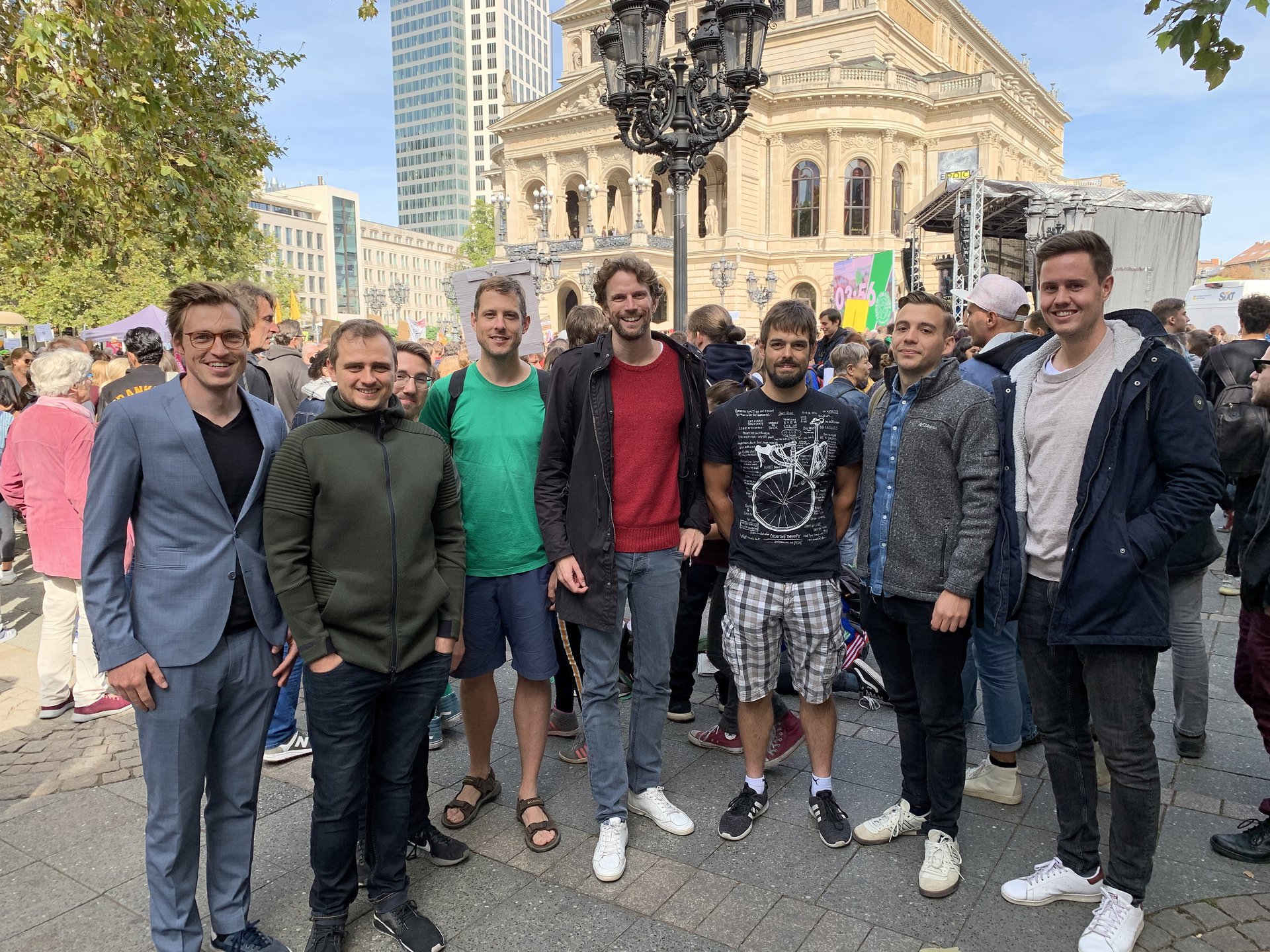 Das Team von node.energy um Gründer Matthias Karger (Mitte) vor der Alten Oper in Frankfurt.