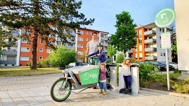 Ein E-Lastenbike von Sigo an einer der Ausleihstationen mit Induktionsaufladung.