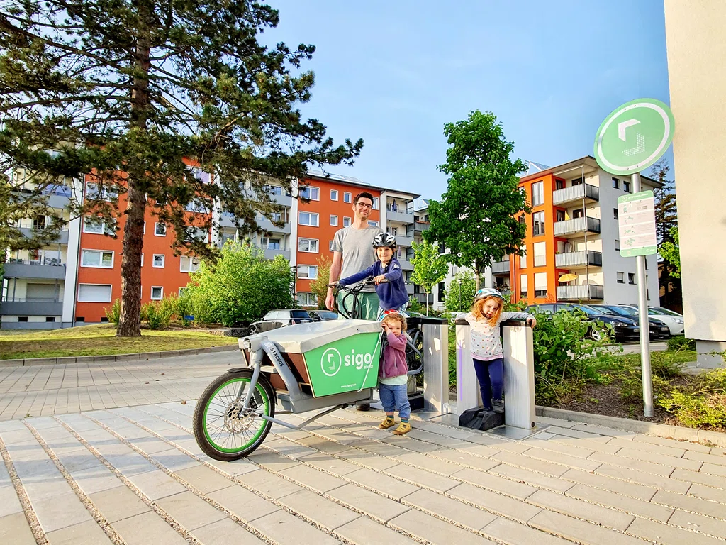 Ein E-Lastenbike von Sigo an einer der Ausleihstationen mit Induktionsaufladung.