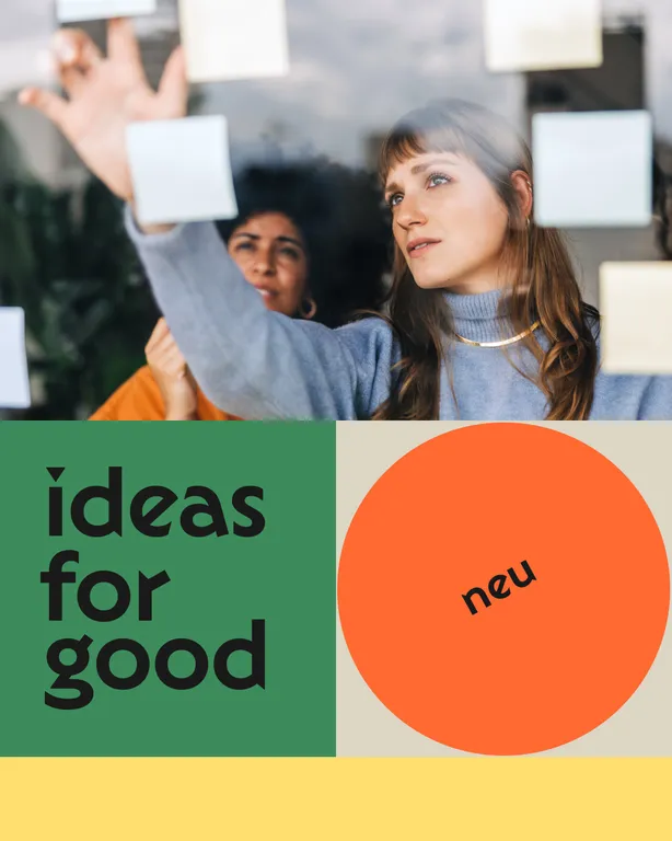 Zwei Frauen kleben Notizzettel an eine Glaswand, darunter Text 'ideas for good' und ein orangefarbener Kreis mit dem Wort 'neu'