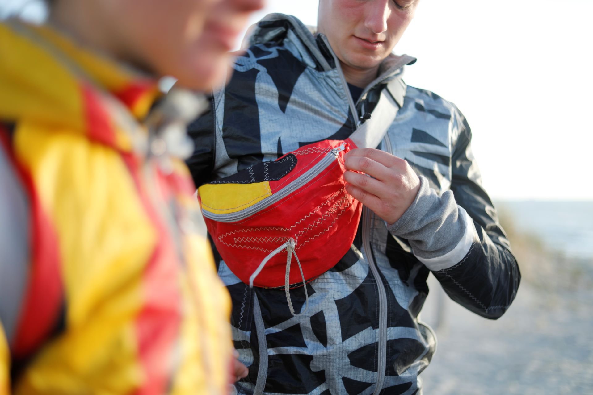 Neben Bekleidung stellt Doris Ivanschitz unter dem Label StayInAKite auch Crossbags, Taschen und Rucksäcke her. Bild: Dirk Josephs